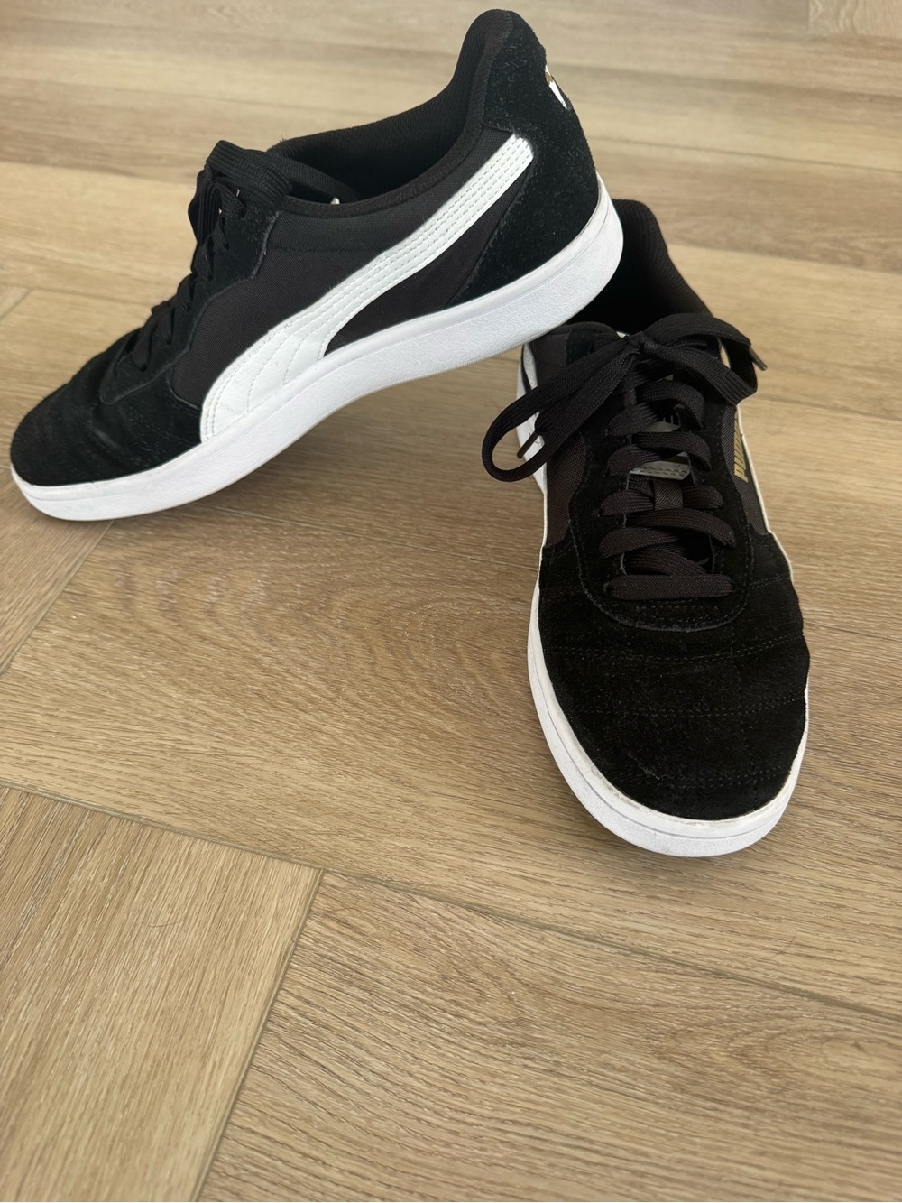 Men’s Puma Size 8.5 Black & White Soft Foam Sneakers